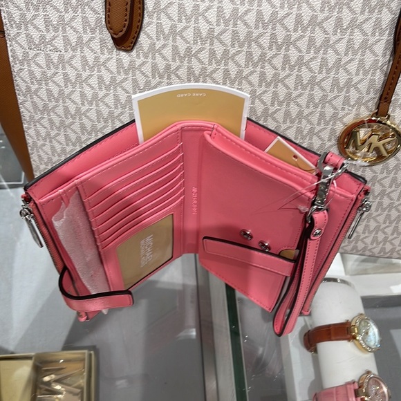 MICHAEL KORS JET SET TRAVEL 35S3GTVW7J LIGHT SAGE LG DOUBLE ZIP WRISTLET-WALLET - Picture 13 of 16